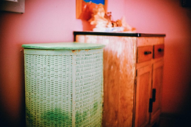 Panier à linge étroit : solutions pour petits espaces