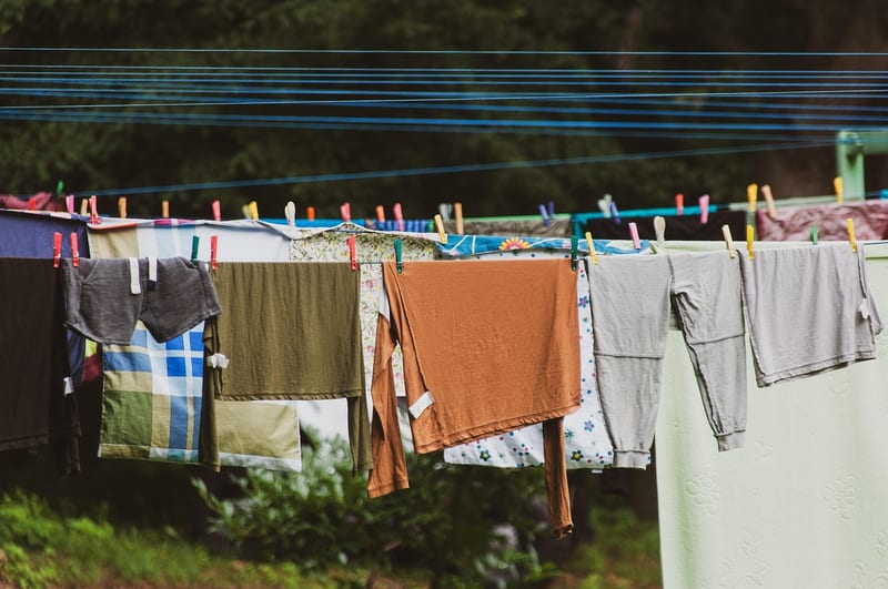 Panier à linge sur pied : élégance et praticité